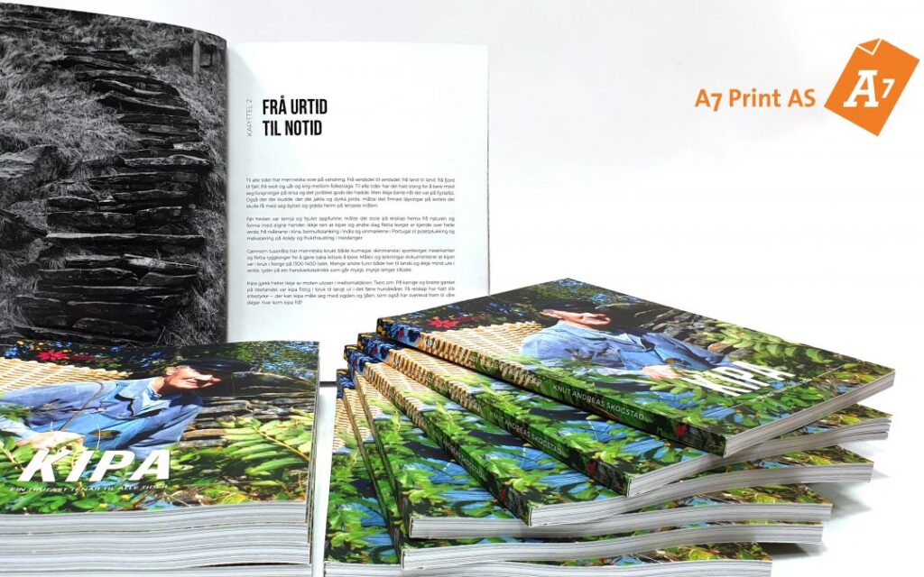 Bilde av flere eksemplarer av boken Kipa