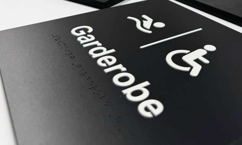 Taktile skilt med braille